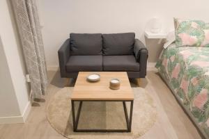 un soggiorno con divano e tavolino da caffè di Studio in Ruda close to Plaza Mayor & Parking Gratis a Madrid