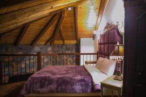 een slaapkamer met een bed en een houten plafond bij Montecristo Chalet in Palaios Agios Athanasios