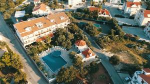 una vista aérea de una casa con piscina en City Pool Apartments Novalja, en Novalja