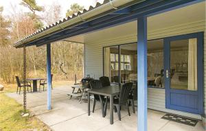 eine Terrasse mit einem Tisch und Stühlen darauf in der Unterkunft Fyrreroden in Vester Sømarken