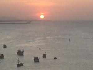 un gruppo di barche in acqua al tramonto di Yacht Cost Residence a Fortaleza
