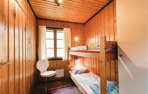 Vester Sømarkenにある3 Bedroom Amazing Home In Aakirkebyの二段ベッド2台と窓が備わる客室です。
