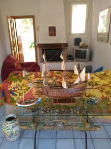 un tavolo con una nave modello in un soggiorno di Consorzio di Calapiccola con piscina e spiaggia a Monte Argentario