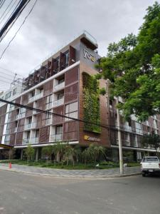 budynek z bluszczem na boku w obiekcie You Suite by INN w mieście Santa Cruz de la Sierra