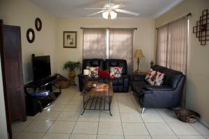 Zona d'estar a Great Location near Downtown & Airport
