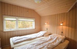 Bøtø ByにあるStunning Home In Vggerlse With Kitchenの窓付きの部屋にベッド2台が備わる部屋
