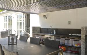 TV a/nebo společenská místnost v ubytování Four-Bedroom Holiday Home In Vaggerlose