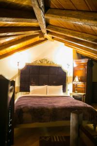パライオス・アギオス・アタナシオスにあるMontecristo Chaletのベッドルーム1室(大型ベッド1台、木製ヘッドボード付)