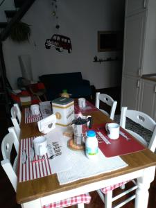 una mesa de comedor con un mantel. en Casa PAN (Percorso Arabo Normanno), en Palermo