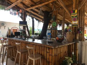 Lounge o bar area sa Casa Blue Tortuga