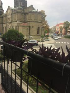 uma cerca de ferro forjado em frente a um edifício em Апартамент Мони em Burgas