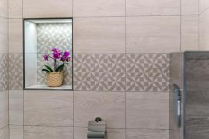 Koupelna v ubytování GUEST ROOMS ASENEVTSI CITY CENTER + 21 fotografií