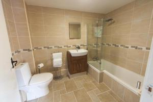 A bathroom at The Woodhouse Arms 