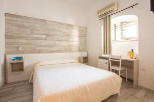 سرير أو أسرّة في غرفة في Albergo Labotte