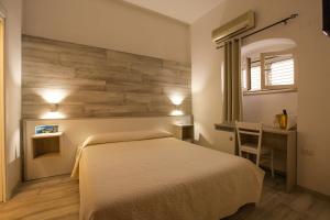 سرير أو أسرّة في غرفة في Albergo Labotte