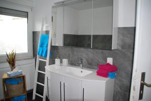 Kúpeľňa v ubytovaní Ferienhaus Moselblick