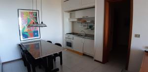 Kuchyň nebo kuchyňský kout v ubytování Due balconi sul mare