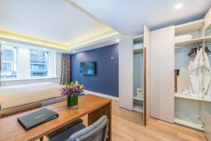 Postel nebo postele na pokoji v ubytování Lombardy Hotel