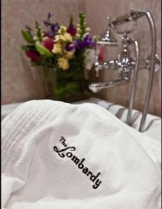 Postel nebo postele na pokoji v ubytování Lombardy Hotel