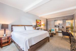 Postel nebo postele na pokoji v ubytování Lombardy Hotel
