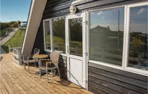 un patio con sedie e un tavolo in una casa di Holiday Home Ternevej Hejls X a Hejls