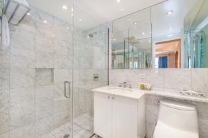 La salle de bains est pourvue d'une douche, de toilettes et d'un lavabo. dans l'établissement Lombardy Hotel, à New York