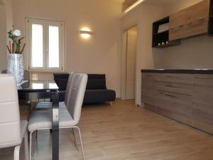 a living room with a dining table and a couch at Agriturismo Villa al piano in Todi