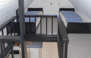 HejlsにあるBeautiful Home In Hejls With Kitchenの二段ベッド2組(階段付)が備わる客室です。