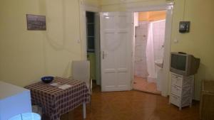 Televízia a/alebo spoločenská miestnosť v ubytovaní White Ship Apartman