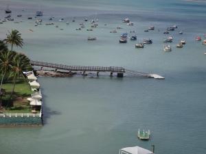 una vista aerea di un molo con imbarcazioni in acqua di Yacht Cost Residence a Fortaleza