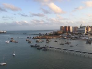 un gruppo di barche sono ormeggiate in un porto di Yacht Cost Residence a Fortaleza