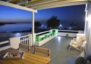 un patio con vistas al océano por la noche en Seashell Mandrakia Sea view, en Mandrakia