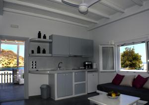 Köök või kööginurk majutusasutuses Seashell Mandrakia Sea view