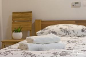 Ένα ή περισσότερα κρεβάτια σε δωμάτιο στο Apartmány Studený