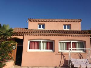 Casa rosa con 2 ventanas y techo en Maison Gauthier, en Saint-Désirat