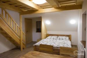 Ένα ή περισσότερα κρεβάτια σε δωμάτιο στο Apartmány Studený
