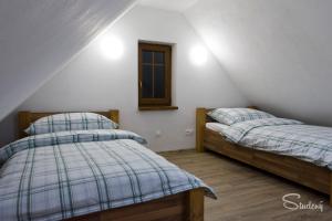 Ένα ή περισσότερα κρεβάτια σε δωμάτιο στο Apartmány Studený