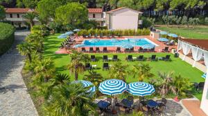 Bazén v ubytování Oleandri Suite Hotel nebo v jeho okolí