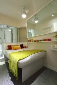 Uma cama ou camas num quarto em Apple lnn Causeway Bay