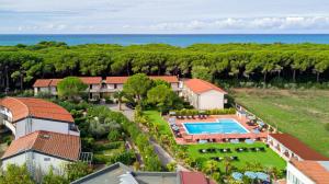 Bazén v ubytování Oleandri Suite Hotel nebo v jeho okolí