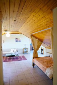 1 dormitorio con 1 cama con techo de madera en Kassiani House en Ioánina