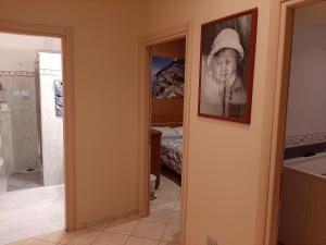 Zimmer mit einem Bild eines Kindes im Bad in der Unterkunft Beautiful beb in Neapel