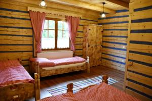 Tempat tidur dalam kamar di Granddrevenica