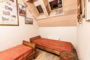 Giường trong phòng chung tại APARTAMENT NA SZLAKU