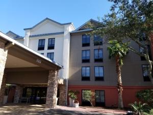 uma vista para a frente de um edifício em Holiday Inn Express Hotel & Suites Jacksonville-South, an IHG Hotel em Jacksonville