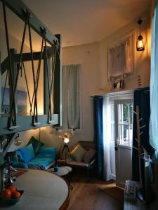 a living room with a couch and a mirror at Study du pêcheur in Trouville-sur-Mer