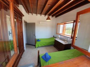 Postel nebo postele na pokoji v ubytování Villa Yioukkas + 30 fotografií
