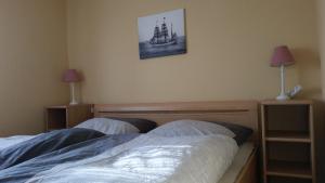 ein Schlafzimmer mit 2 Betten und einem Bild an der Wand in der Unterkunft Ferienhof Stobbe in Grube