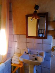 y baño con lavabo y espejo. en La Jara De Las Villuercas, en Cabañas del Castillo
