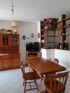 - une salle à manger avec une table et des chaises en bois dans l'établissement FraSilvia, à Olbia